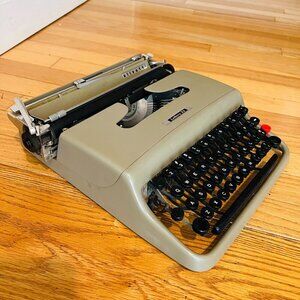 Vintage Olivetti Underwood Lettera 22 with Travel Case